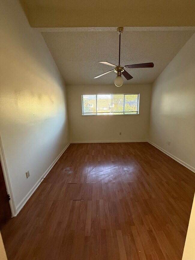 Building Photo - Beautiful and spacious townhome with cathe...