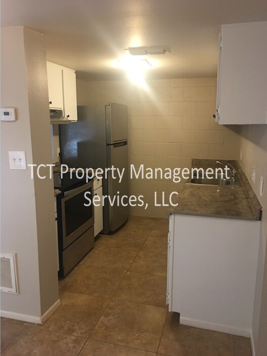 Building Photo - Centrally located 3 bed/1.5 townhouse!