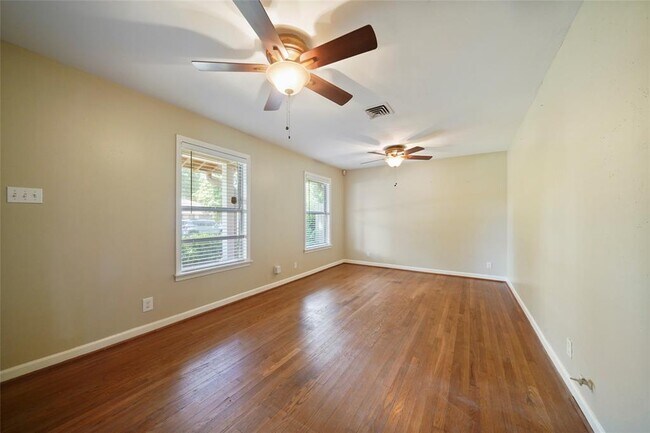 Building Photo - 9802 Cedardale Dr