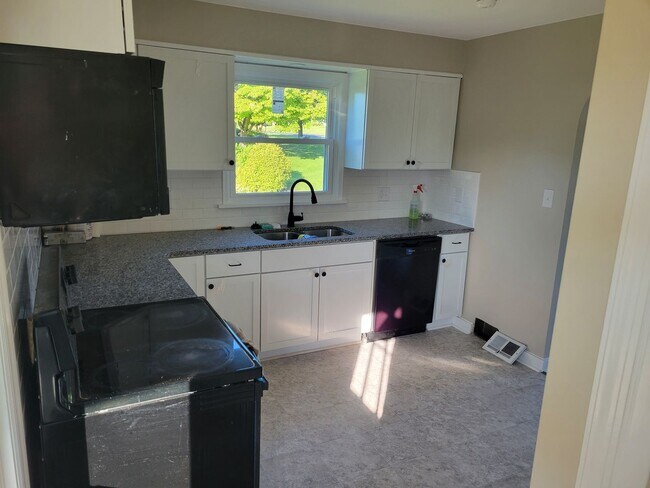 Foto del edificio - Charming 3+ Bedroom 3 bath Ranch in Mechan...