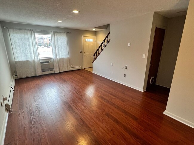 Building Photo - Updated 2 Bedroom In The Coveted Chateau W...