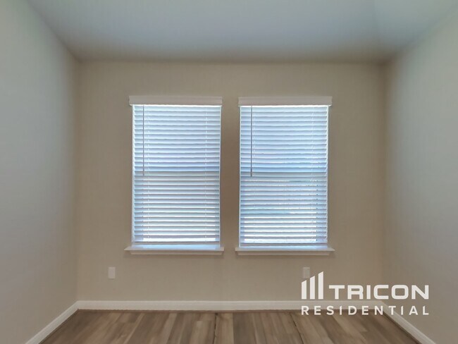 Foto del edificio - 13606 Paxton Blvd