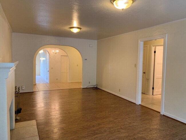 Building Photo - Great four bedroom two bath house Near DLI...