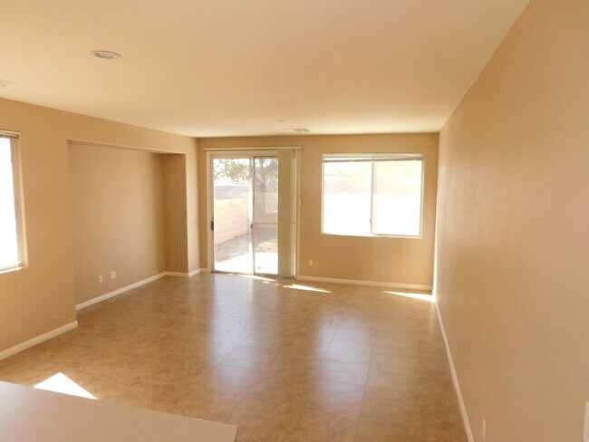 Foto del edificio - SINGLE STORY 3 BED/2BATH