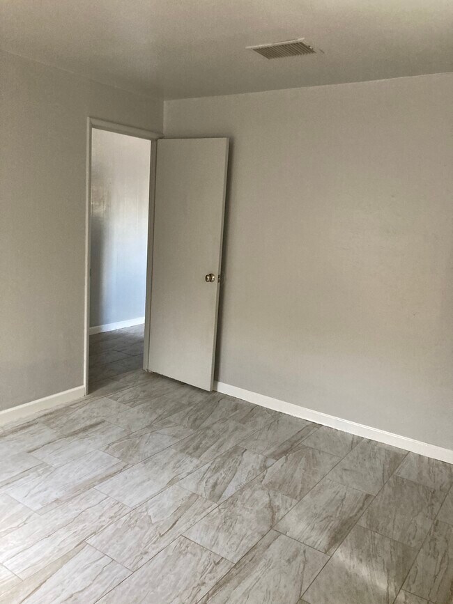 Foto del edificio - 250 S Grand Dr