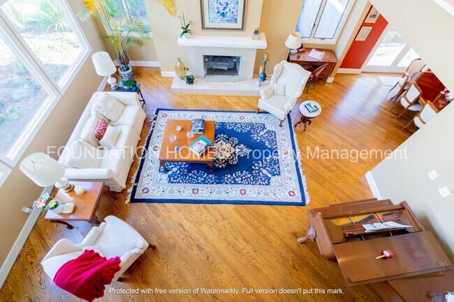 Building Photo - UPDATED!! Spacious, Light and Bright 4bd/ ...