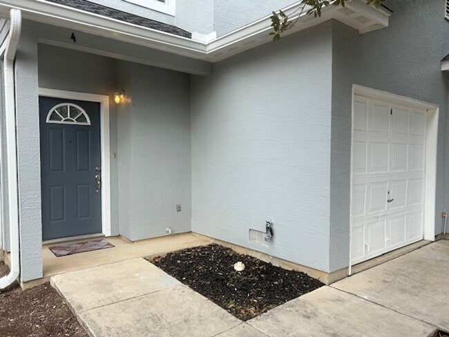 Building Photo - 7811 Kingsbury Wood