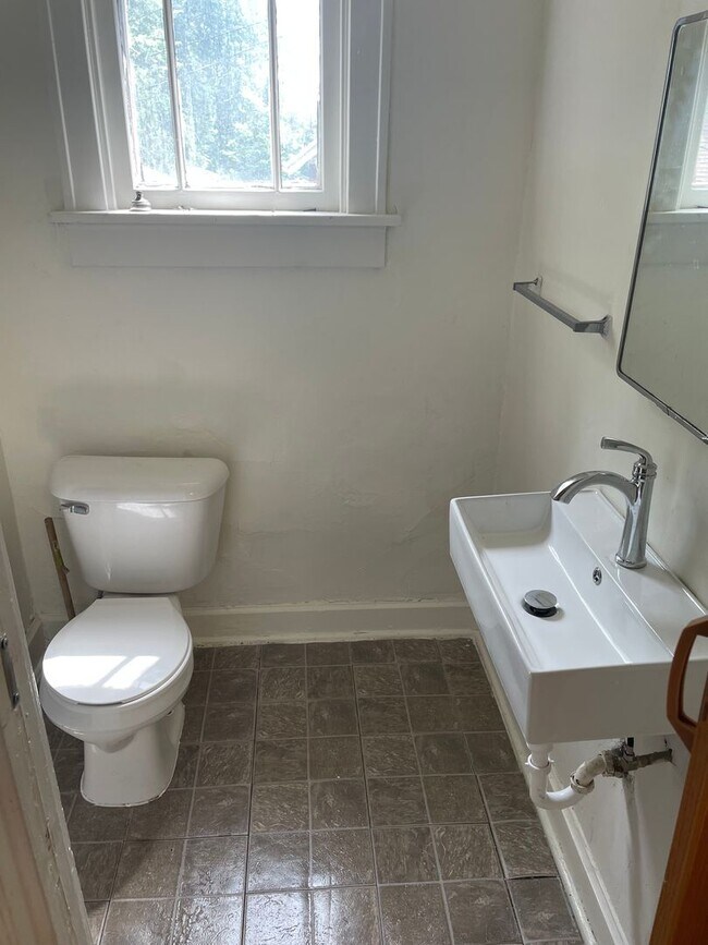 Building Photo - Large 3 bedroom home in quiet neighborhood