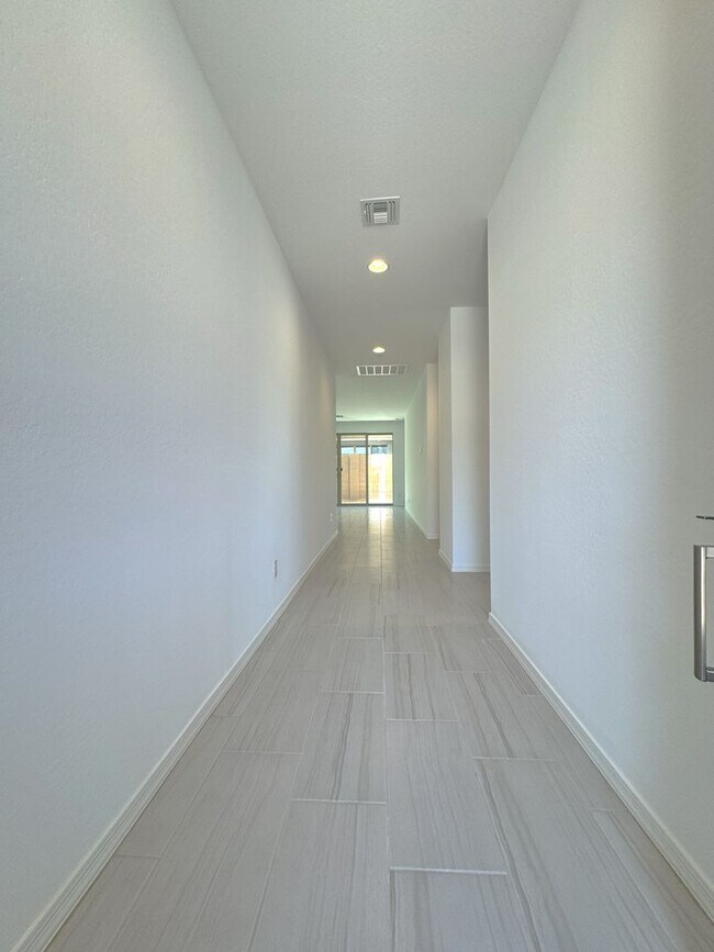 Building Photo - BRAND NEW NEVER LIVED IN 3 BEDROOM 2 BATH ...