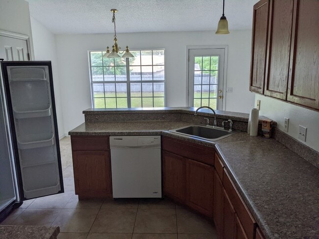 Building Photo - Super-Sized Yard • Move-In Ready • 2-Car Garage