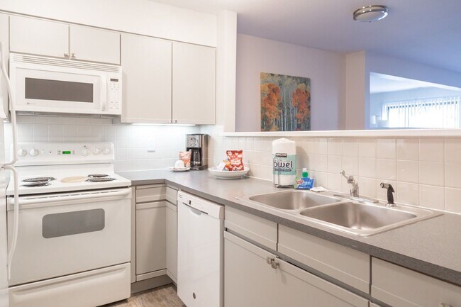 Photo - Condo in  Downtown Boulder Furnished One bedroom with Den and large Patio looking out to Flatirons