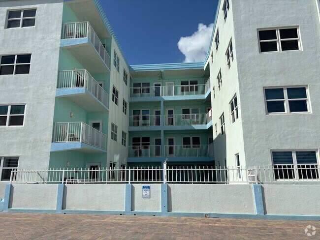 Building Photo - 2600 N Surf Rd