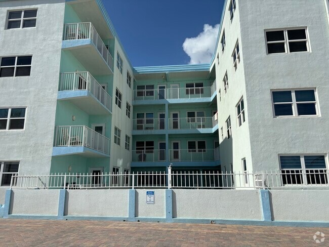 Building Photo - 2600 N Surf Rd