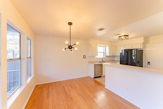 Building Photo - Charming South Austin Retreat: 4BR, 2.5BA ...