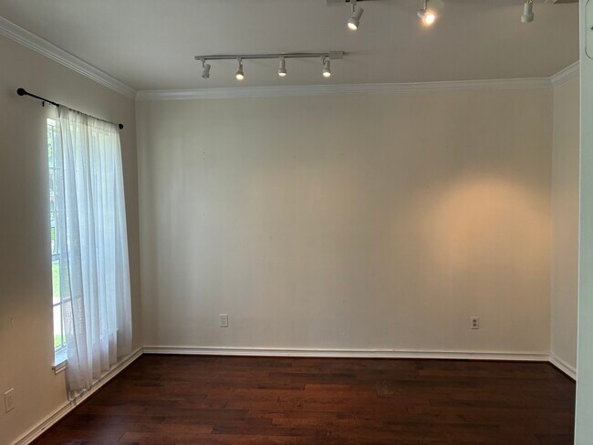 Foto del edificio - 4635 Meadow Green Dr
