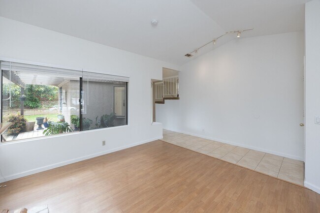 Foto del edificio - Spacious 3 Bedroom  2.5 Bath | East Ventura | Unfurnished