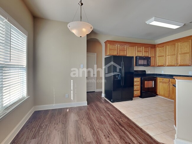 Building Photo - 220 Ash Dr