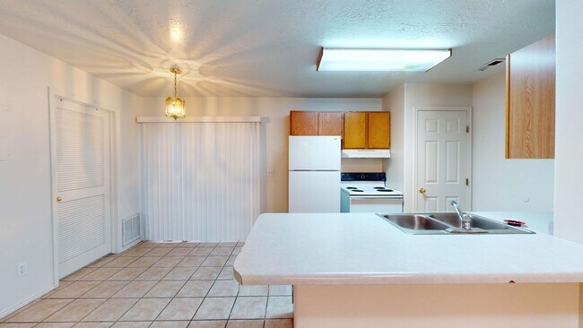 Building Photo - 294 E Cobblecreek Dr
