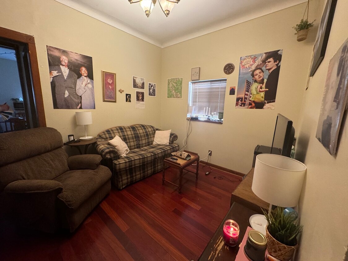 Primary Photo - 2621 N Maryland Ave