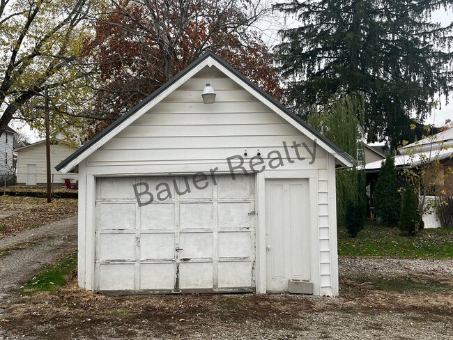 Building Photo - Beautiful 4 Bedroom on Ashland's South Side