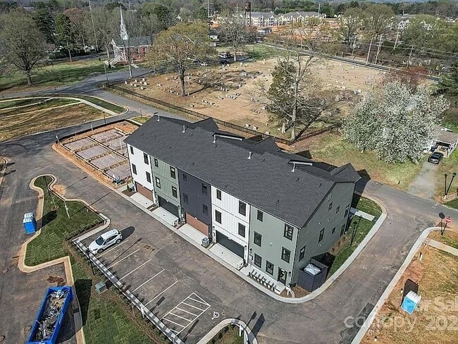 Building Photo - 714 Falling Oak Aly
