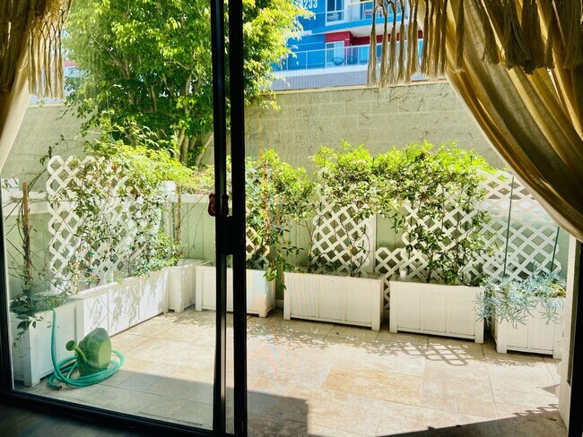 Foto del edificio - Gorgeous Venice Townhouse w/Upgrades Galore close to Beach+Canals w/Laundry+Garage+Pool