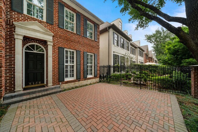 Foto del edificio - 5136 Chevy Chase Dr