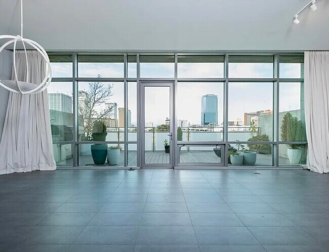 Foto del edificio - 300 E 3rd St