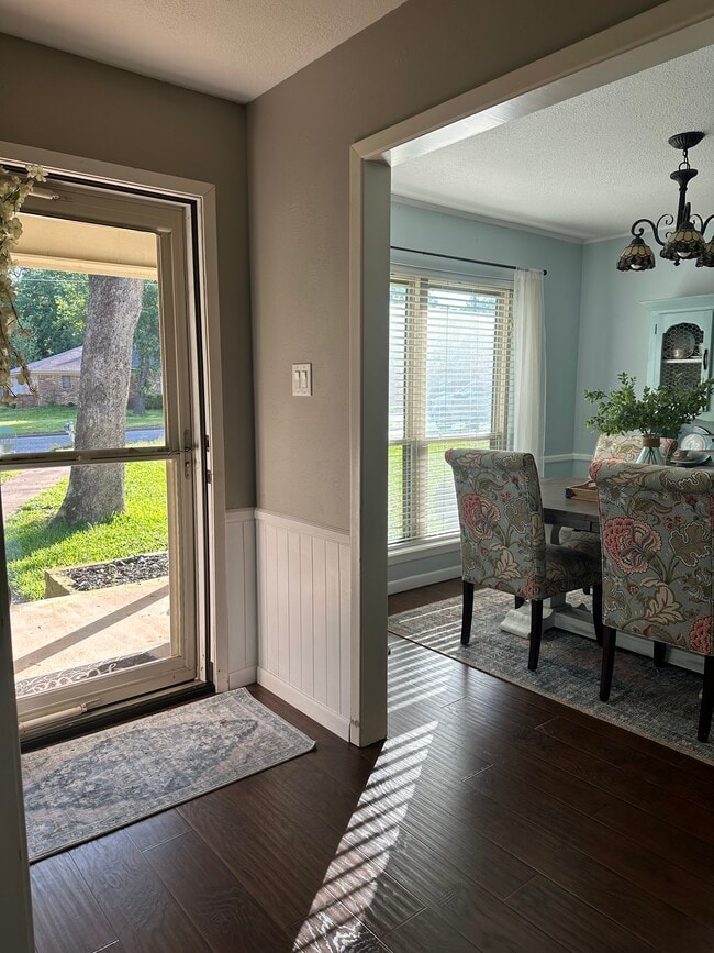 Building Photo - 10757 Knollwood Dr