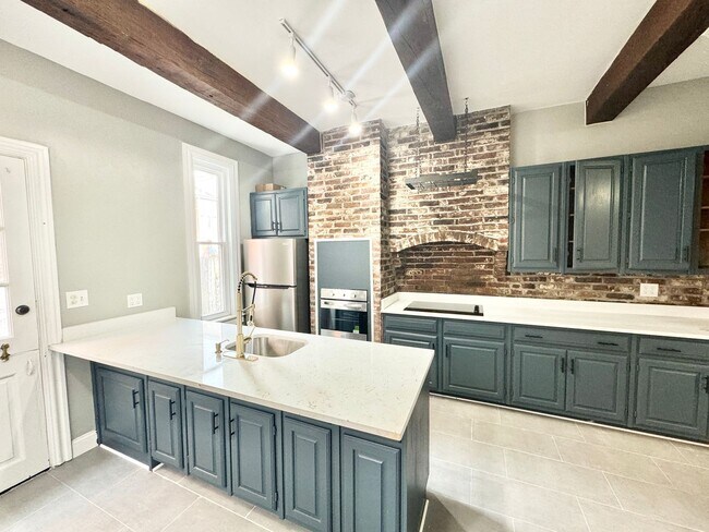 Foto del edificio - renovated 4 bedroom and 2 bathroom townhouse