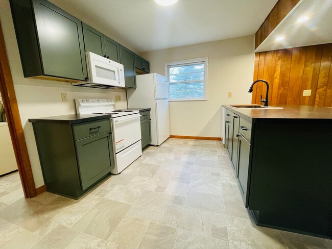 Building Photo - Newly Updated 3 Bed House!