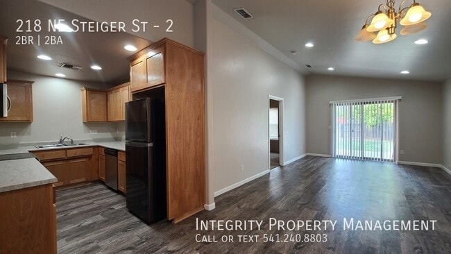 Building Photo - 218 NE Steiger St