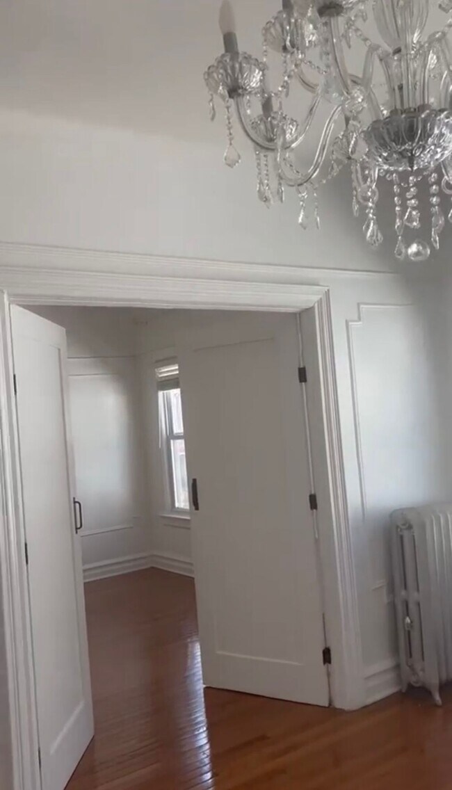 Entrada al primer dormitorio desde la sala de estar. - 157 E 40th St
