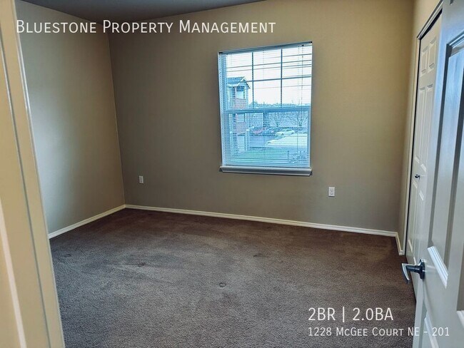 Foto del edificio - Two-Bedroom Apartment With Views --Availab...