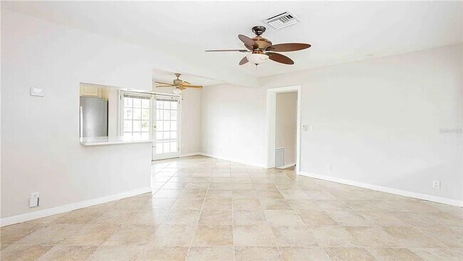 Foto del edificio - Large yard, quiet neighborhood, and conven...
