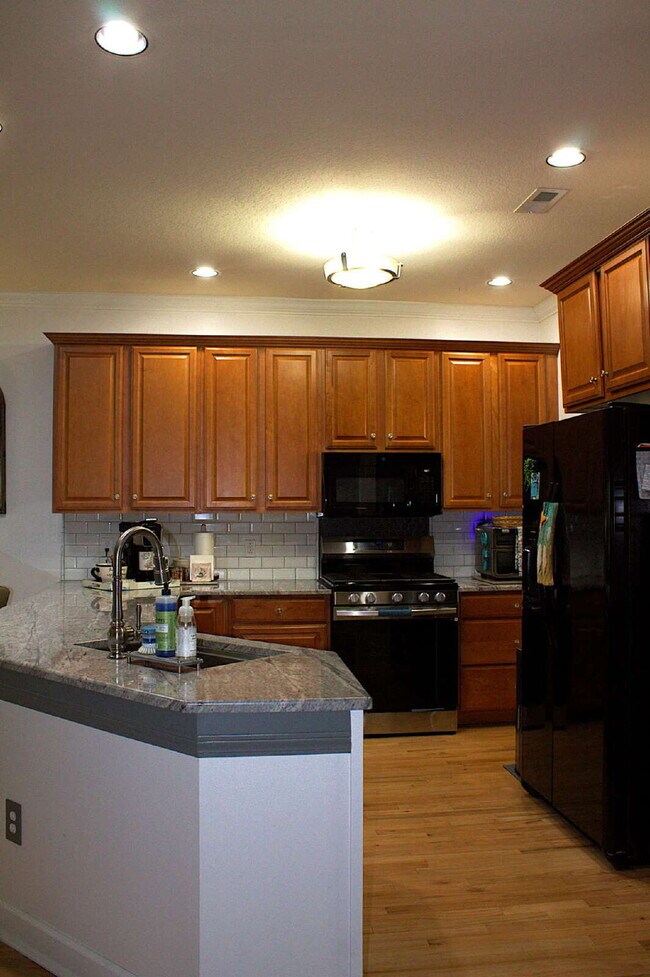 Foto del edificio - "Luxurious 3-Bed Condo in Hendersonville: Spacious 2023 Sq Ft within a 55+ community.”