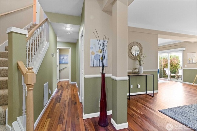 Building Photo - Town house available in desirable woodinville