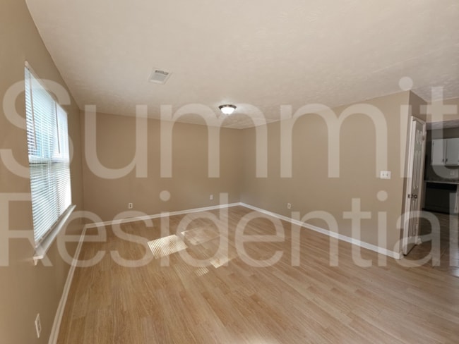 Building Photo - 5950 Stonewall Dr