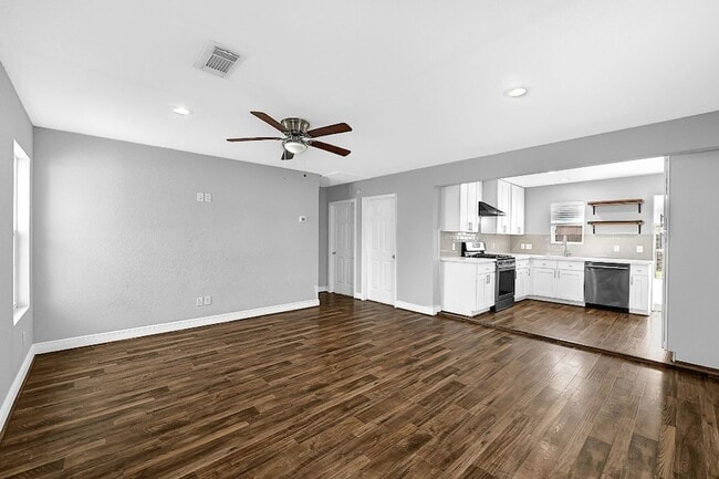 Building Photo - 7710 Erath St