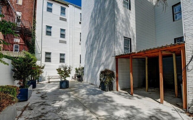 Building Photo - 231 E North Ave