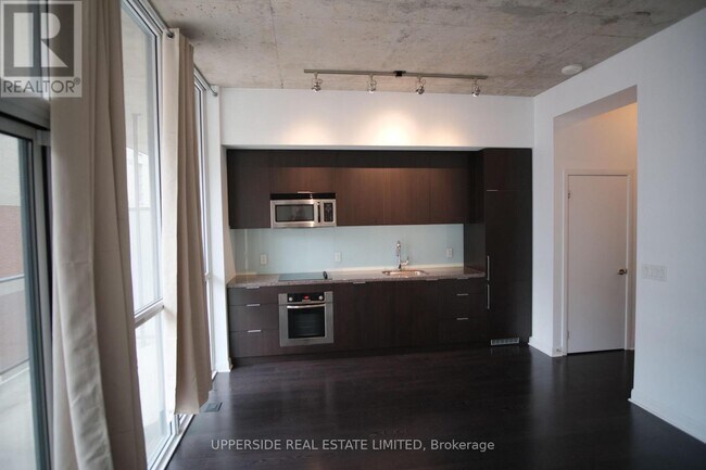 Photo du bâtiment - 478-478 King St W