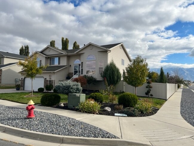 Building Photo - Beautifully updated home with fenced backyard