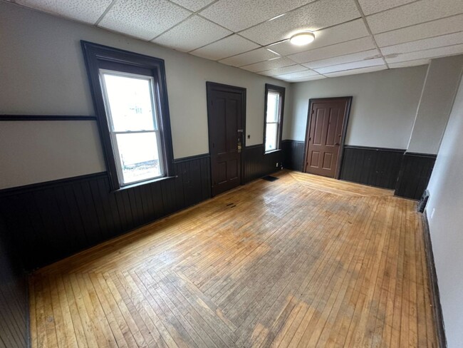 Building Photo - 305 S 2nd St 3 Unit