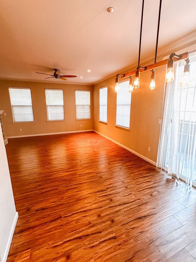 Foto del edificio - Townhouse in Livermore Available for Immed...
