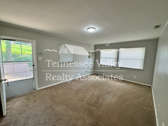 Building Photo - Don't miss out!! 2 Bed unit in Clinton