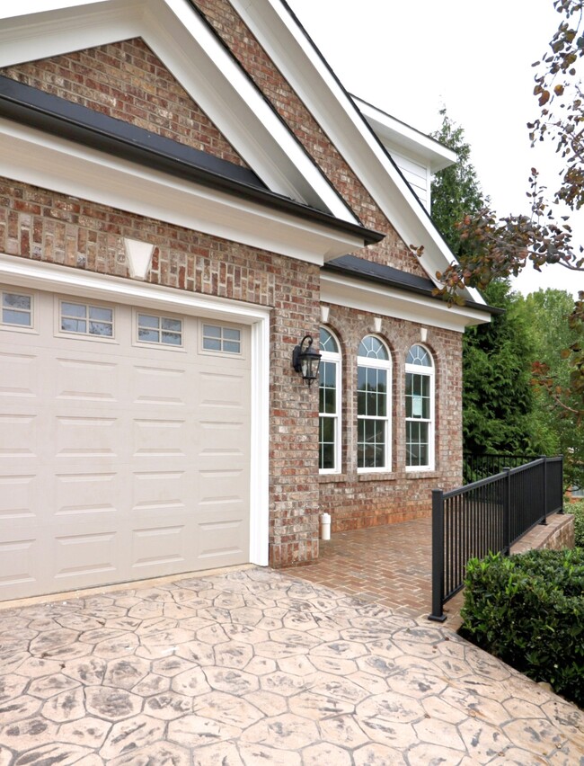 Building Photo - 1080 Governors Ln