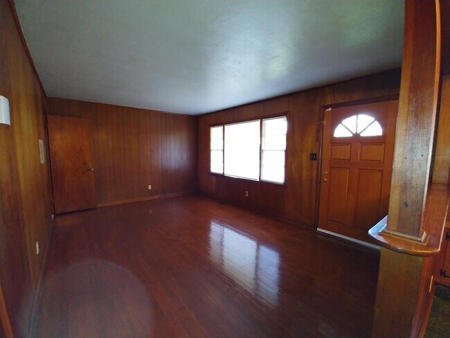 Building Photo - 831 S Shadowlawn Dr