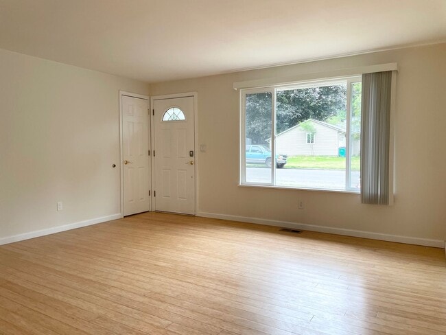 Building Photo - Remodeled 3+1 Bed 2 Bath Rambler in Juanita