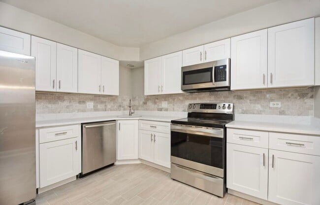 Building Photo - 1002 Castilian Ct