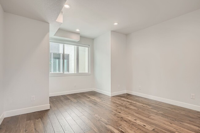 Building Photo - Evolve Real Estate: Gorgeous 4 Level Townh...